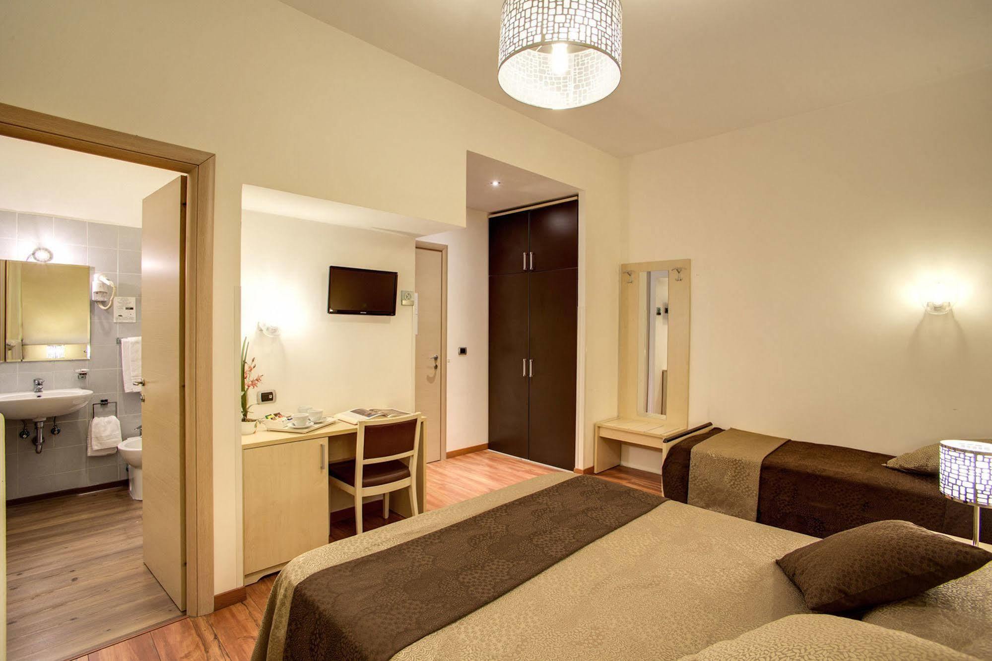 111 Coladirienzo - By Ad 2* Rome